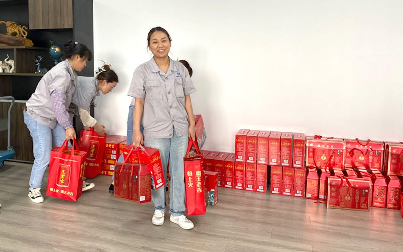 Bokang Titanium tổ chức lễ hội thuyền rồng với những món quà truyền thống